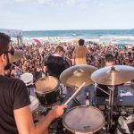 Foto de baterista na praia