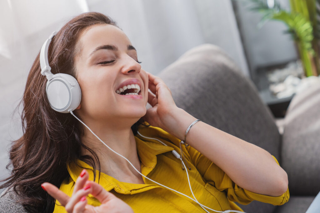 Oito a cada dez brasileiros ouvem rádio, revela a Kantar
