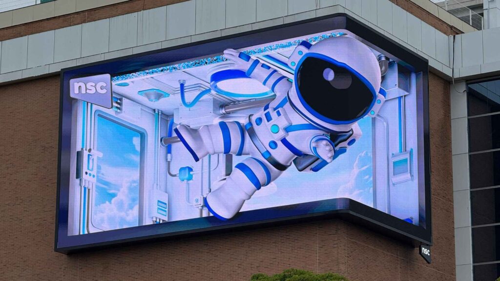 Gere +53 milhões de impactos por mês com a mídia DOOH da NSC